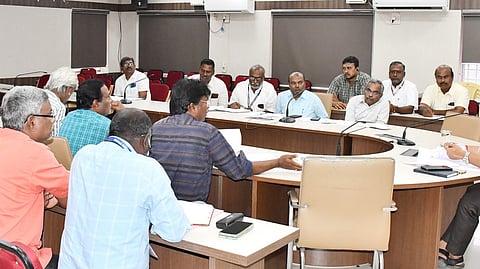 மின்வாரிய அதிகாரிகளுடனான கலந்தாய்வுக் கூட்டத்தில் பேசிய ஆட்சியா் மு.பிரதாப்.