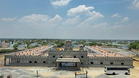 திருத்தணி அரசு போக்குவரத்து பணிமனை அருகில் கட்டப்பட்டு வரும் புதிய பேருந்து நிலையம்.