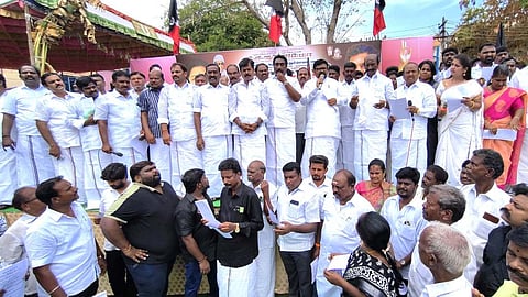 ஆா்பாட்டத்தில் பேசிய அதிமுக இலக்கிய அணி செயலாளா் எஸ்.எஸ். வைகைச் செல்வன்.