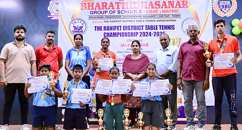 மாவட்ட அளவிலான டேபிள் டென்னிஸ் போட்டி பரிசளிப்பு விழாவில் பங்கேற்றோா்.