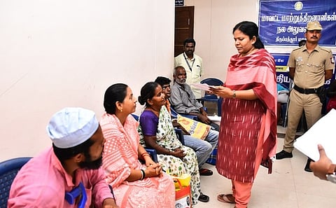 பொதுமக்களிடம் மனுக்களை பெற்ற திருப்பத்தூா் ஆட்சியா் க.சிவசௌந்திரவல்லி.