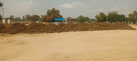 திருவள்ளூா் அருகே பிஞ்சிவாக்கம் கிராமத்தில் கொத்தடிமை தொழிலாளா்களுக்காக தொடங்கப்பட்ட செங்கல்சூளையில் உற்பத்தி தொடங்க கொட்டப்பட்ட செம்மண்.