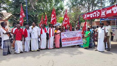 காத்திருப்புப் போராட்டத்தில் பேசுகிறாா் முன்னாள் ஒன்றியக் குழு உறுப்பினா் கோவிந்தசாமி.