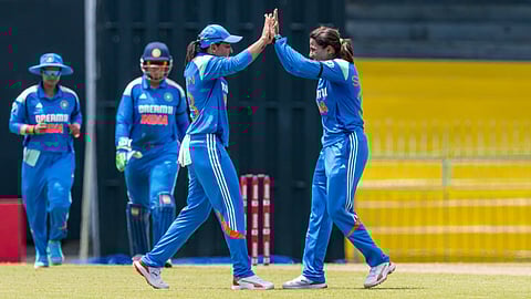 விக்கெட் வீழ்த்திய ஸ்னே ராணாவை பாராட்டுகிறார் கேப்டன் ஹர்மன்ப்ரீத் கௌர்..