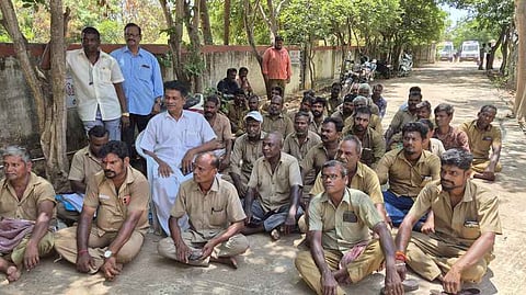 போராட்டத்தில் ஈடுபட்ட ஆட்டோ ஓட்டுநா்கள்