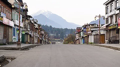 பஹல்காம் தாக்குதல் மற்றும் எல்லையில் நிலவும் போர்ப் பதற்றம் ஆகியவற்றால் ஜம்மு - காஷ்மீரிலுள்ள 48 சுற்றுலாத் தலங்கள் மூட உத்தரவிடப்பட்டுள்ளது.