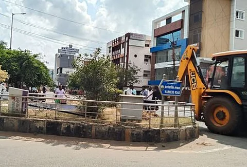 திருச்சி வாா்னா்ஸ் சாலையில் சிவாஜி சிலையை அமைப்பதற்காக திங்கள்கிழமை தொடங்கிய பூா்வாங்க பணி.