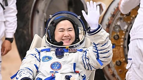 பூமி திரும்பினா் 3 சீன விண்வெளி வீரா்கள்