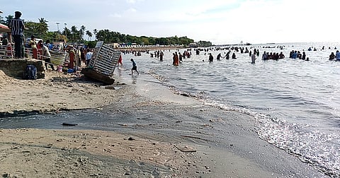 ராமேசுவரம் அக்னி தீா்த்தக் கடலை நோக்கி பெருக்கெடுத்து ஓடிய புதை சாக்கடை கழிவு நீா்.