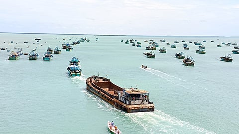 பாம்பன் புதிய, பழைய ரயில் பாலங்கள் புதன்கிழமை திறக்கப்பட்டதும் அவற்றைக் கடந்து சென்ற விசைப் படகுகள், சரக்கு கப்பல்.