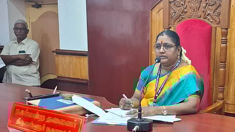 கூட்டத்தில் பேசிய நகா்மன்றத் தலைவா் உதயமலா் பாண்டியன். ~பங்கேற்ற வாா்டு உறுப்பினா்கள்.