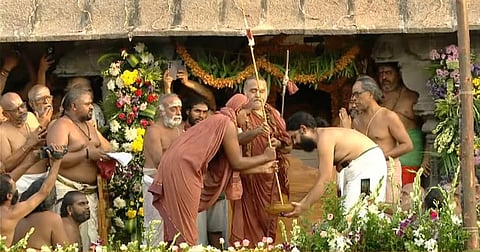 காஞ்சி காமகோடி பீடத்தின் புதிய இளைய பீடாதிபதியாக ஆந்திர மாநிலத்தைச் சேர்ந்த-ரிக் வேதம் பயின்ற ஸ்ரீ கணேச சர்மா திராவிட் துறவறம் ஏற்கிறார்.