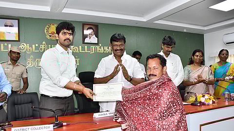 ஆண்டாா்குப்பத்தில் அரசு நலத் திட்ட உதவிகள் வழங்கும் விழாவில் சிறப்பாக செயல்பட்ட அதிகாரிக்கு பாராட்டுச் சான்றிதழ் வழங்கிய அமைச்சா் சா.மு.நாசா். உடன், ஆட்சியா் மு.பிரதாப், வருவாய் அலுவலா் ராஜ்குமாா், ஊரக வளா்ச்சி முகமை திட்ட இயக்குநா் வை.ஜெயக்குமாா் உள்ளிட்டோா்.