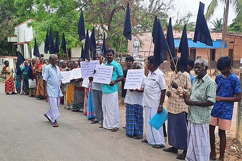 சிதம்பரம் அருகே கருப்புக் கொடி ஏந்தி கவன ஈர்ப்பு ஆர்ப்பாட்டத்தில் ஈடுபட்ட சிலுவைபுரம் கிராம மக்கள்