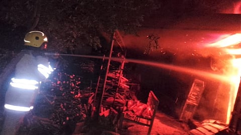 மரக்கடையில் ஏற்பட்டுள்ள தீயை அணைக்க போராடும் தீணைப்பு வீரர்கள்.