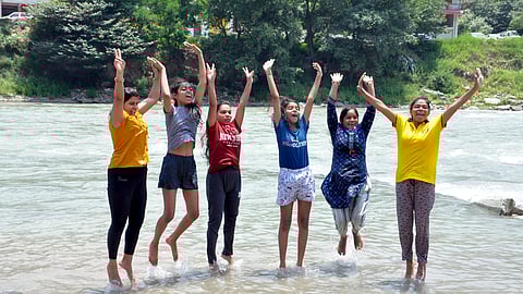 சுற்றுலாப்  பயணிகளின் கனிவான கவனத்திற்கு...