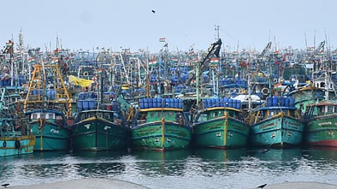 காசிமேடு மீன்பிடித் துறைமுகத்தில் நிறுத்தி வைக்கப்பட்டுள்ள படகுகள்.