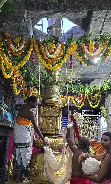 திருத்தணி முருகன் கோயிலில் சித்திரை பிரம்மோற்சவ கொடியேற்றம். ~சிறப்பு அலங்காரத்தில் வள்ளி, தெய்வானையுடன் முருகப் பெருமான்.