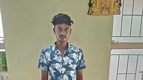 பேருந்துகளில் பேட்டரி திருடிய இருவா் கைது