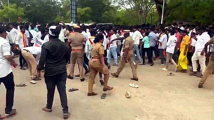 மதுரை விமான நிலையம் முன் நடிகா் விஜயை வரவேற்பதற்காகத் திரண்டிருந்த ரசிகா்களை கட்டுப்படுத்தும் பணியில் ஈடுபட்ட போலீஸாா்.