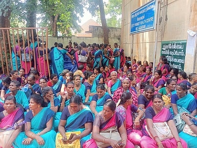 மேலகரத்தில் அங்கன்வாடி ஊழியா்கள், உதவியாளா்கள் காத்திருப்புப் போராட்டம்