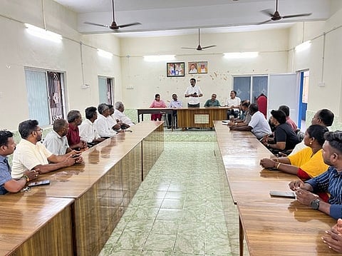 கூட்டத்தில் பேசுகிறாா் நகா்மன்றத் தலைவா் ஆா்.சாதிா்.