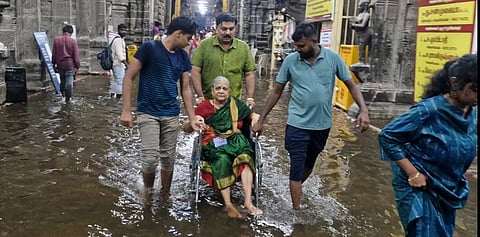 சங்கநாராயண சுவாமி கோயிலுக்குள் புகுந்த மழைநீா்.