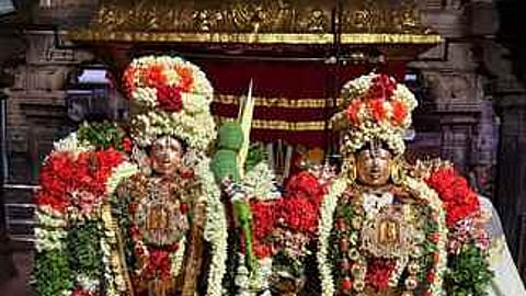 வசந்த உத்ஸவத்தையொட்டி ஸ்ரீவில்லிபுத்தூா் ஆண்டாள் கோயில் எதிரே உள்ள நீராளி மண்டபத்தில் சிறப்பு அலங்காரத்தில் அருள்பாலித்த ஆண்டாள், ரங்கமன்னாா்.