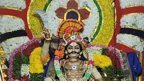 சிறப்பு அலங்காரத்தில் அருள்பாலித்த கருப்பசாமி.