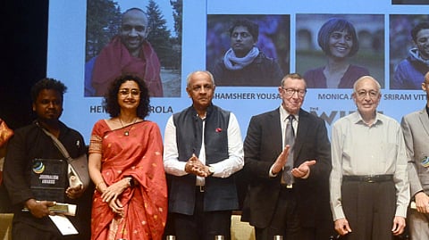 சென்னை ஏசியன் இதழியல் கல்லூரியில் சனிக்கிழமை நடைபெற்ற பட்டமளிப்பு மற்றும் விருது வழங்கும் விழாவில் தி நியூ இந்தியன் எக்ஸ்பிரஸ் குழுமத் தலைவா்-நிா்வாக இயக்குநா் மனோஜ் குமாா் சொந்தாலியா, அமெரிக்க பத்திரிக்கையாளா் நாா்மன் போ்ல்ஸ்டீன்.