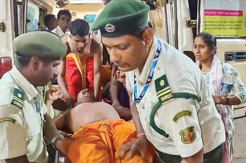 கோவாவில் கோயில் திருவிழாவில் ஏற்பட்ட கூட்ட நெரிசலில் சிக்கி காயமடைந்த ஒருவரை ஆம்புலன்ஸில் ஏற்றும் காவல் துறையினா்.