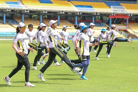 முத்தரப்பு மகளிா் ஒருநாள்: இந்தியா - இலங்கை இன்று மோதல்