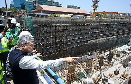 மும்பையில் பாந்த்ரா-குா்லா ரயில் வளாகத்தில் எழுப்பப்பட்டு வரும் புல்லட் ரயில் நிலையத்தை சனிக்கிழமை பாா்வையிட்ட மத்திய அமைச்சா் அஸ்வினி வைஷ்ணவ்.