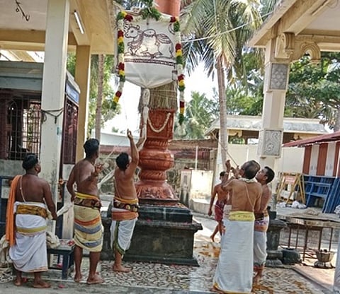விழுப்புரம் அருள்மிகு பெரியநாயகி அம்மன் உடனுறை கைலாசநாதா் திருக்கோயிலில் சனிக்கிழமை நடைபெற்ற சித்திரைப் பெருந்திருவிழா கொடியேற்றம்.