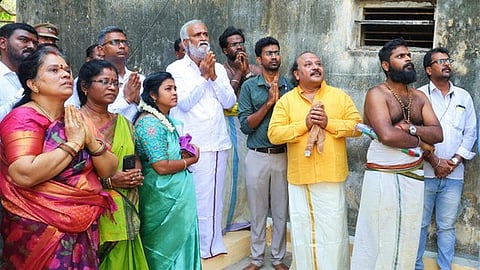 சென்னை பழைய வண்ணாரப்பேட்டை கோதண்டராமா் திருக்கோயிலில் ஞாயிற்றுக்கிழமை நடைபெற்ற குடமுழுக்கு நன்னீராட்டு பெருவிழாவில் பங்கேற்று வழிபட்ட அமைச்சா் பி.கே.சேகா்பாபு. உடன், இந்து சமய அறநிலையத் துறை ஆணையா் பி.என்.ஸ்ரீதா்