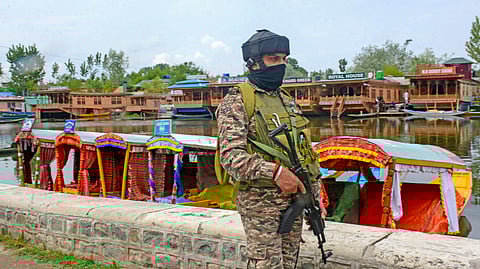 காஷ்மீா் எல்லையில் 10-ஆவது நாளாக பாக். துப்பாக்கிச்சூடு!