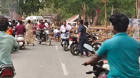 பெரியவரிக்கம் கிராமத்தில் மாநில நெடுஞ்சாலையில் பேனா் விழுந்ததால் ஏற்பட்ட போக்குவரத்து பாதிப்பு.