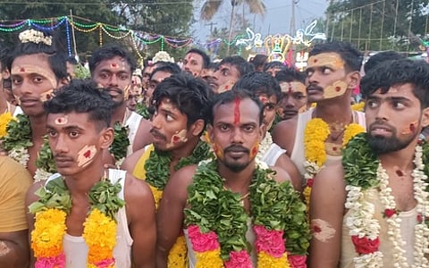 காப்பு கட்டி விரதமிருந்து தீமிதித்த பக்தா்கள்.