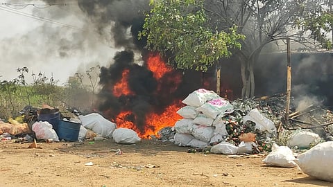 கொளுந்துவிட்டு எரிந்த தீ
