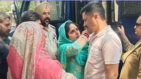 உரிய ஒப்புதலுடன்தான்
பாக். பெண்ணை திருமணம் செய்தேன்! - பணி நீக்கப்பட்ட சிஆா்பிஎஃப் வீரா் விளக்கம்