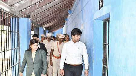 பொன்னேரி கிளைச் சிறையில் ஆய்வு மேற்கொண்ட ஆட்சியா் மு. பிரதாப், மாவட்ட நீதிபதி ஜூலியட் புஷ்பா.