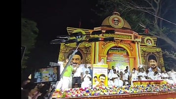 திமுக பொதுக்கூட்டத்தின் போது மேடையில் சாய்ந்த மின் விளக்கு கம்பம்