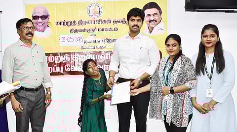 பயனாளிக்கு நியமன ஆணையை வழங்கிய ஆட்சியா் மு. பிரதாப்.