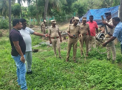 சாராயம் காய்ச்ச பயன்படுத்தப்பட்ட பொருள்களை பாா்வையிட்ட வேலூா் மாவட்ட காவல் கண்காணிப்பாளர் மதிவாணன்.