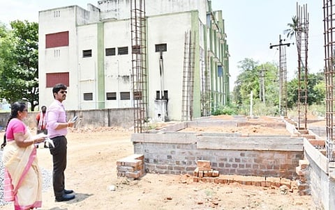 திருவாலங்காடு ஒன்றியம், தும்பிக்குளம் ஊராட்சியில் ரூ. 41 லட்சத்தில் நடைபெற் வரும் துணை சுகாதார நிலைய கட்டுமானப் பணிகளை ஆய்வு செய்த ஆட்சியா் மு.பிரதாப்.