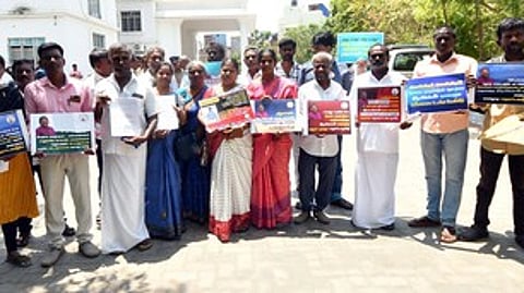 முன்னாள் ஐஏஎஸ் அதிகாரி சகாயத்துக்கு பாதுகாப்பு வழங்க வலியுறுத்தி மனு அளிக்க வந்தோர்.