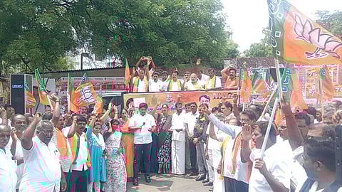 நாமக்கல் பூங்கா சாலையில் நடைபெற்ற ஆா்ப்பாட்டத்தில் பங்கேற்ற பாஜக சுற்றுச்சூழல் பிரிவு மாநில தலைவா் கோபிநாத், கிழக்கு மாவட்ட தலைவா் கே.பி.சரவணன், நிா்வாகிகள்.