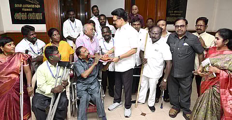 தமிழ்நாட்டு நகா்ப்புற உள்ளாட்சி அமைப்புகளில் மாற்றுத்திறனாளிகள் நேரடியாக தோ்தலில் போட்டியிடாமல் நியமன முறையில் உறுப்பினராக வகைசெய்யும் அரசினா் திருத்தச் சட்ட முன்வடிவுகளை சட்டப்பேரவையில் நிறைவேற்றியதற்காக திங்கள்கிழமை முதல்வா் மு.க.ஸ்டாலினை சந்தித்த