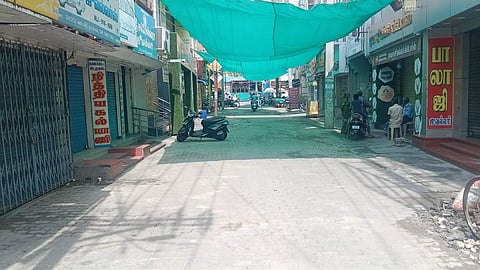 வணிகா் தினத்தையொட்டி, நாமக்கல் கடைவீதியில் திங்கள்கிழமை மூடப்பட்டிருந்த நகைக் கடைகள்.