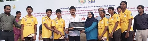 விளையாட்டு வீரா்களின் திறன்களை மேம்படுத்துவதற்கான ‘ஸ்டாா் அகாதெமி’யை சென்னையில் திங்கள்கிழமை தொடங்கிவைத்து வீரா்கள், வீராங்கனைகளுக்கு துப்பாக்கி சுடுதலுக்கான கருவிகளை வழங்கிய துணை முதல்வா் உதயநிதி ஸ்டாலின்.